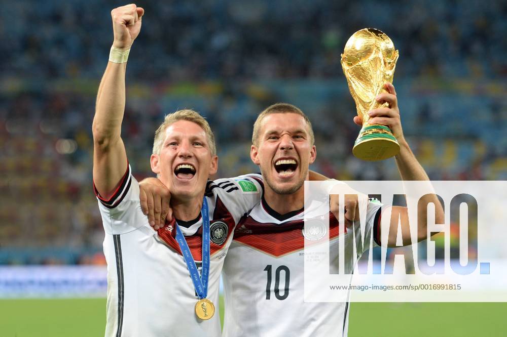 V.li:Bastian SCHWEINSTEIGER (GER),Lukas PODOLSKI (GER) mit Pokal,Jubel,Freude,Begeisterung, Siegerehrung,Cup,Trophy, Trophäe. Deutschland (GER))-Argentinien (ARG) 1-0 n.V Finale,Final,Spiel 64, am 13.07.2014 in Rio de Janeiro. Fussball Weltmeisterschaft 2014 vom 12.06.
