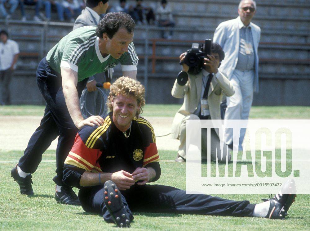 SCHUMACHER Toni mit BECKENBAUER Franz Fußball Weltmeisterschaften 1986 Mexico Fußball Training. Copyright