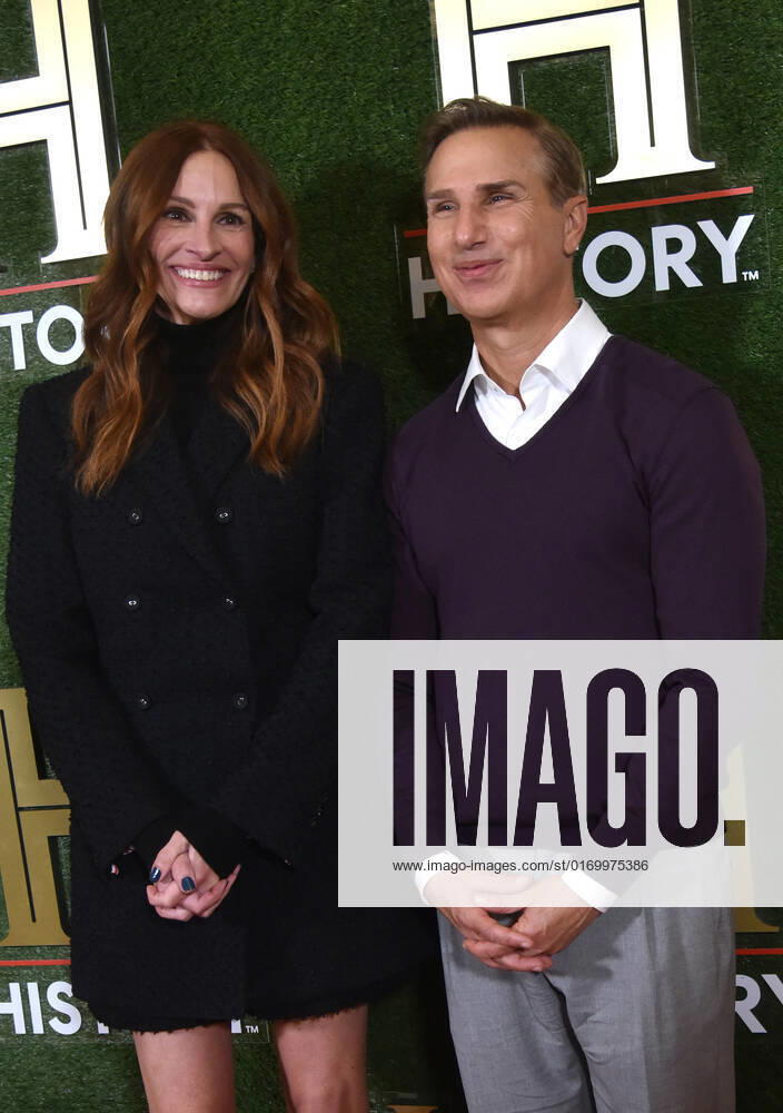WASHINGTON, DC - SEPTEMBER 24: Julia Roberts and Paul Buccieri at HISTORYTalks 2022: Your Place in History at DAR Constitution Hall in Washington, DC on September 24, 2022.