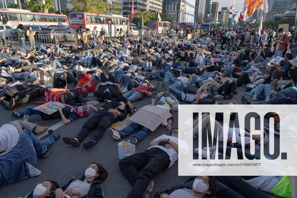 Climate Justice March In Seoul Protesters do Die-In performance at Climate Justice March around Gwanghwamun area on September 24, 2022 in Seoul, South Korea. The demonstration demanded the government to stop using Fossil Energy system and climate justice. About 10,000 people by The Police s estimate (35,000 people by The Organizer s estimate) gathered at the demonstration on the day. Seoul South Korea