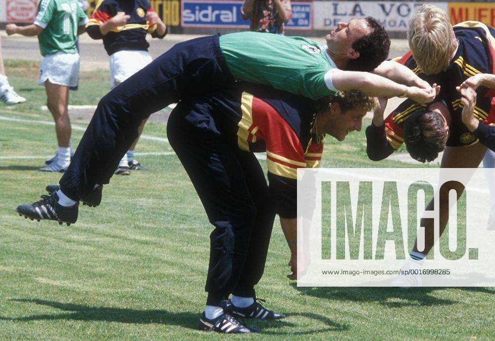 SCHUMACHER Toni mit BECKENBAUER Franz Fußball Weltmeisterschaften 1986 Mexico Fußball Training. Copyright