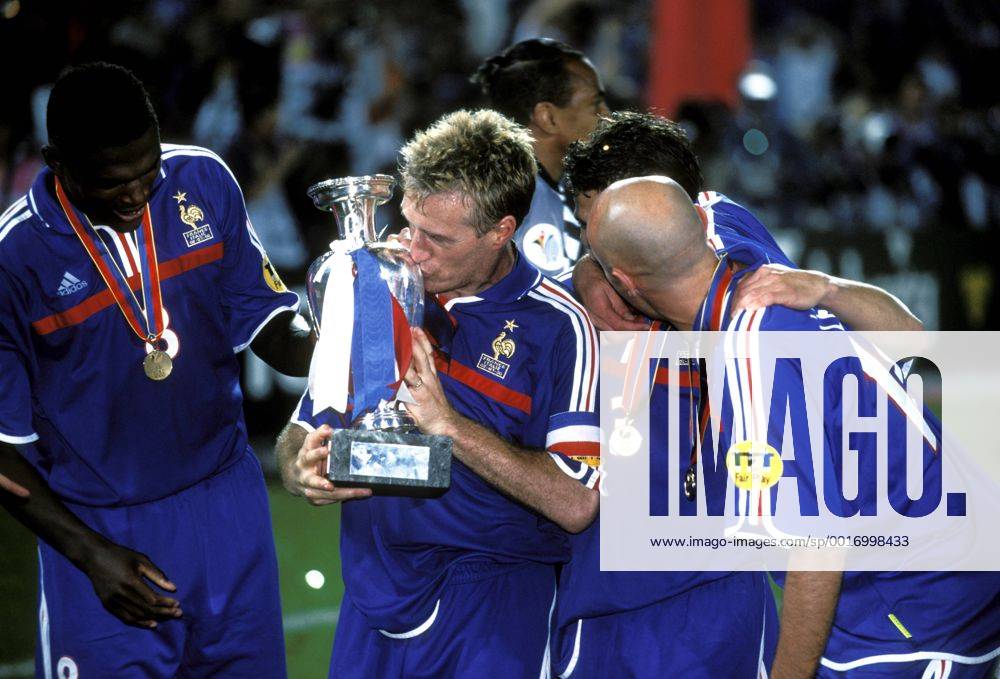 Fußball, EM Finale 2000 in Rotterdam, Frankreich - Italien 2-1 n.V. DESCHAMPS Didier Kapitaen Team Frankreich Europameister Team Frankreich im Finale EM 2000 bei der Siegeehrung UEFA Fussball Europameisterschaften in Holland und Belgien FINALE Frankreich - Italien in Rotterdam 2 : 1 nach Verlaengerung am 02. Juli 2000 in Rotterdam
