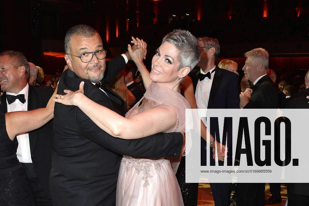 Entertainment Themen der Woche KW38 Cheryl Shepard und ihr Ehemann Nikolaus Okonkwo beim Opernball am 24.09.2022 in Leipzig Leipziger Operball 2022