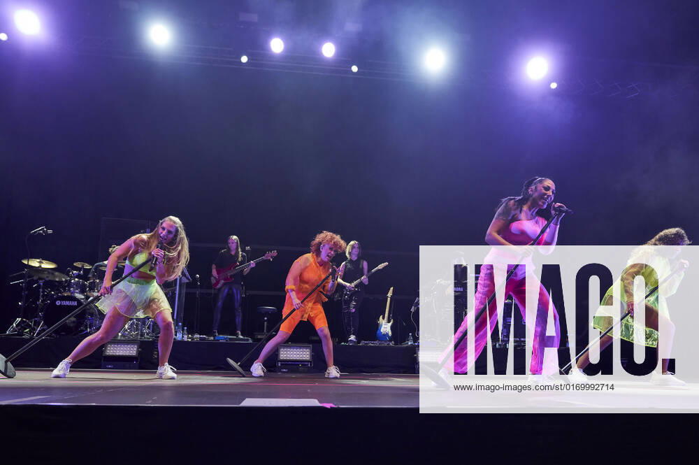 Lucy Diakovska, Sandy Mölling, Jessica Wahls und Nadja Benaissa von den No Angels live bei einem Konzert der Celebration -Tour in der Swiss Life Hall. Hannover