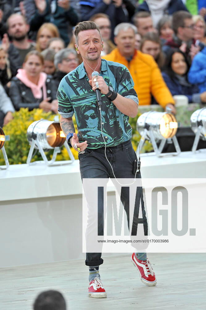 ZDF - Fernsehgarten. Sänger Ben Zucker während der ZDF - Unterhaltungsshow Fernsehgarten am 25.09.2022 in Mainz. 20220925MWI43773