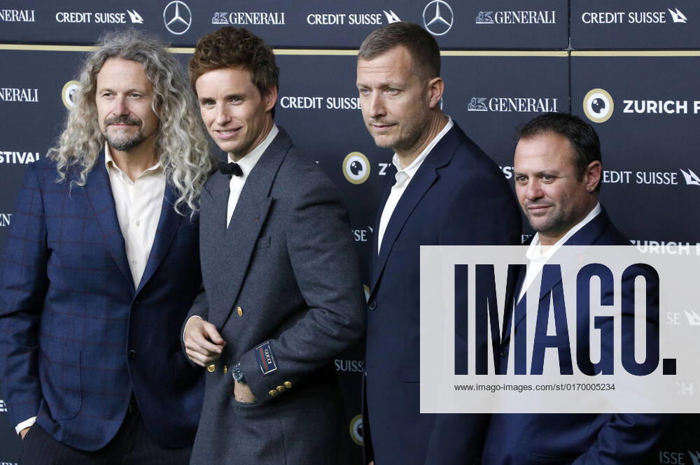 Adam Nielsen, Eddie Redmayne, Tobias Lindholm und Scott Franklin bei der Verleihung des Golden Eye Award an Eddie Redmayne im Rahmen des Screenings des Netflix-Films The Good Nurse auf dem 18. Zurich Film Festival 2022 im Kongresshaus Zürich. Zürich