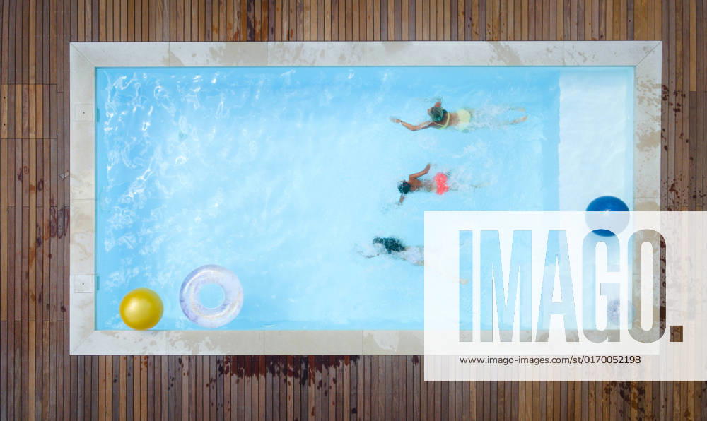 Mother and kids swimming in pool on weekend model released, Symbolfoto property released, Königstetten Niederösterreich Österreich HMEF01378