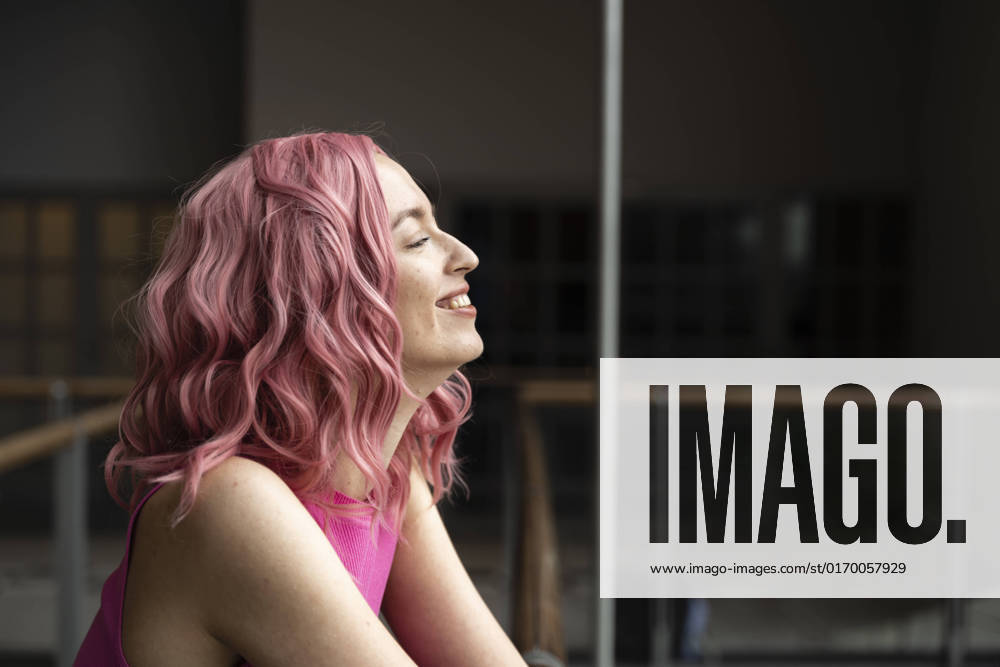 IMAGO Creative, Lifestyle, Barbiecore Happy woman with pink hair model released, Symbolfoto, TOF00009