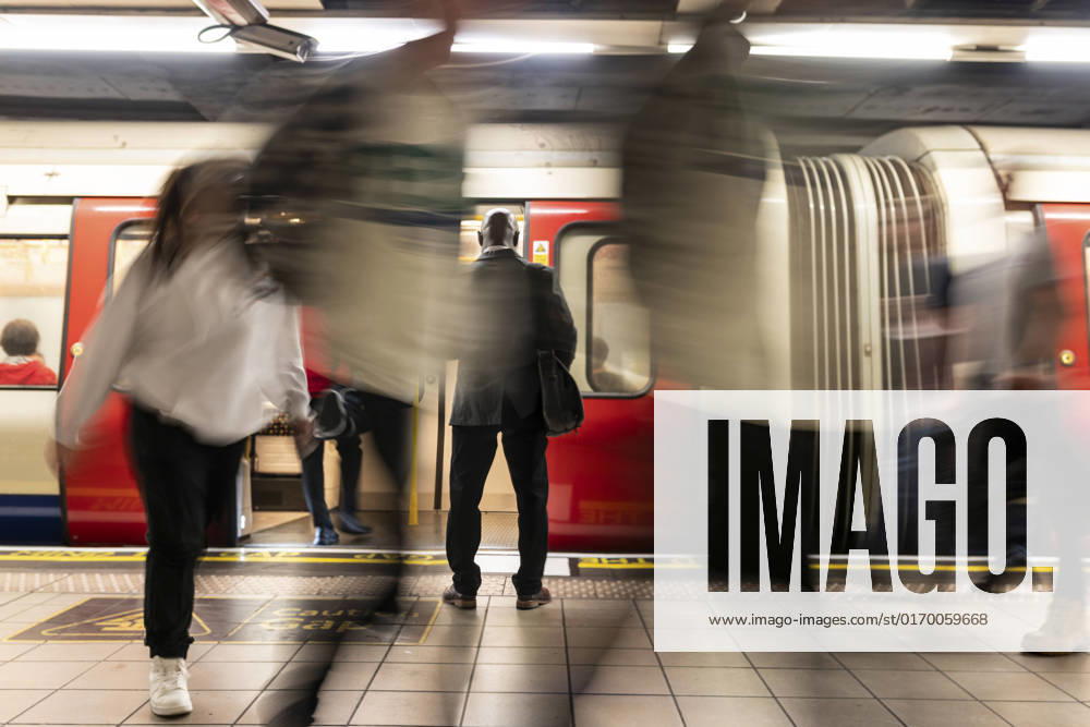 IMAGO Creative, Urban Lifestyle Businessman surrounded by commuters at subway station model released, Symbolfoto, WPEF06415