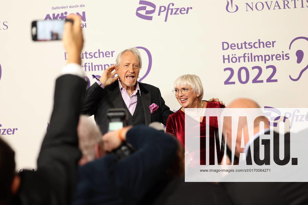 20. Deutsche Hörfilmpreis 2022 Reiner Schöne mit Claudia Roth Verrleihung des 20. Deutschen Hörfilmpreises 2022 in den Bolle Festsäle am Spree-Bogen in Berlin