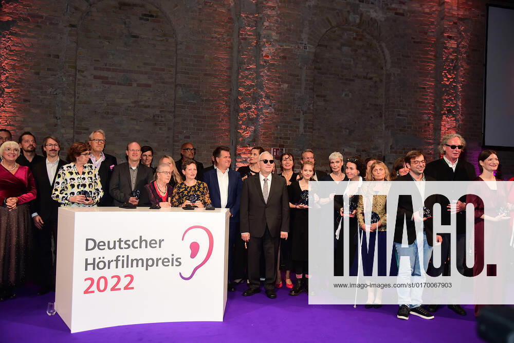 Verleihung des 20. Deutschen Hörfilmpreises Gruppenbild aller Gewinner und Laudatoren Verleihung des 20. Deutschen Hörfilmpreises 2022 in den BOLLE Festsäle am Spree-Bogen in Berlin am 27.09.2022