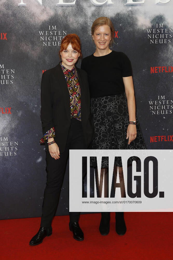 Deutschlandpremiere Netflix von - Im Westen nichts Neues Sina Reiß und Stephanie Stremler auf dem roten Teppich bei der Deutschlandpremiere Netflix von - Im Westen nichts Neues - im Kino International in Berlin.