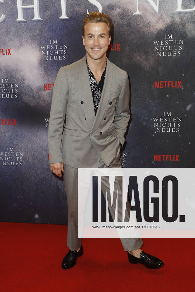 Deutschlandpremiere Netflix von - Im Westen nichts Neues Albrecht Schuch auf dem roten Teppich bei der Deutschlandpremiere Netflix von - Im Westen nichts Neues - im Kino International in Berlin.