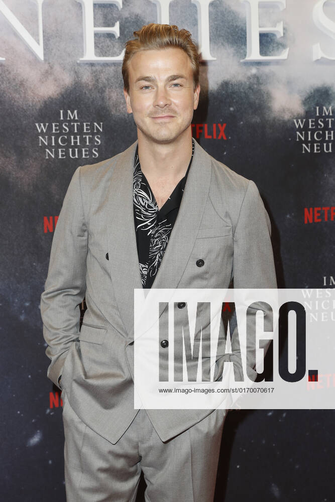 Deutschlandpremiere Netflix von - Im Westen nichts Neues Albrecht Schuch auf dem roten Teppich bei der Deutschlandpremiere Netflix von - Im Westen nichts Neues - im Kino International in Berlin.