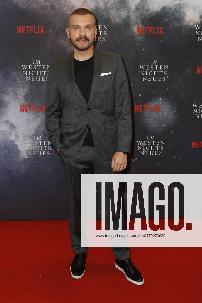 Deutschlandpremiere Netflix von - Im Westen nichts Neues Edin Hasanovic auf dem roten Teppich bei der Deutschlandpremiere Netflix von - Im Westen nichts Neues - im Kino International in Berlin.