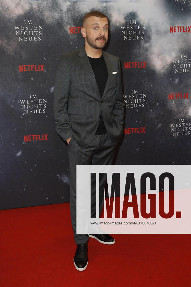 Deutschlandpremiere Netflix von - Im Westen nichts Neues Edin Hasanovic auf dem roten Teppich bei der Deutschlandpremiere Netflix von - Im Westen nichts Neues - im Kino International in Berlin.