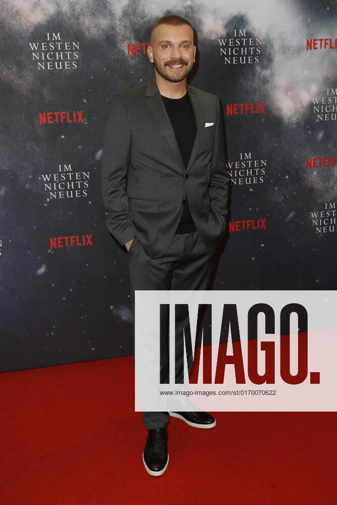 Deutschlandpremiere Netflix von - Im Westen nichts Neues Edin Hasanovic auf dem roten Teppich bei der Deutschlandpremiere Netflix von - Im Westen nichts Neues - im Kino International in Berlin.