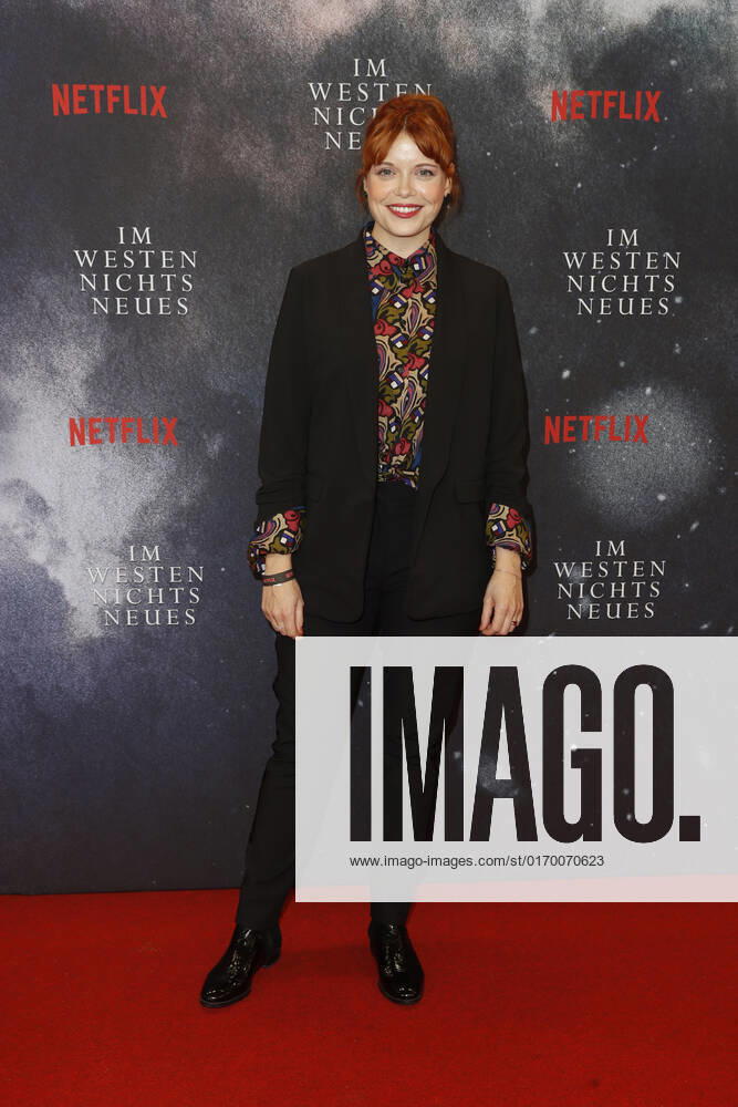 Deutschlandpremiere Netflix von - Im Westen nichts Neues Sina Reiß auf dem roten Teppich bei der Deutschlandpremiere Netflix von - Im Westen nichts Neues - im Kino International in Berlin.