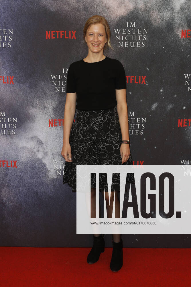 Deutschlandpremiere Netflix von - Im Westen nichts Neues Stephanie Stremler auf dem roten Teppich bei der Deutschlandpremiere Netflix von - Im Westen nichts Neues - im Kino International in Berlin.