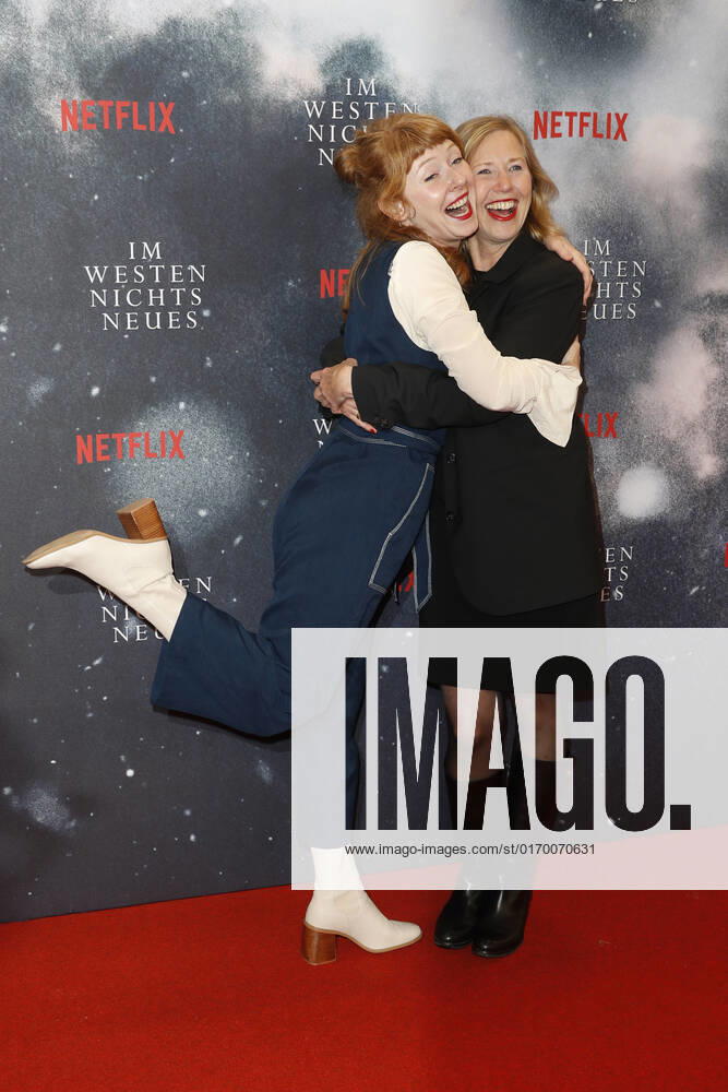 Deutschlandpremiere Netflix von - Im Westen nichts Neues Sarah Bauerett und Petra Zieger auf dem roten Teppich bei der Deutschlandpremiere Netflix von - Im Westen nichts Neues - im Kino International in Berlin.