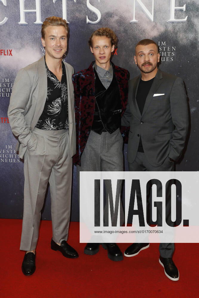 Deutschlandpremiere Netflix von - Im Westen nichts Neues Albrecht Schuch, Felix Kammerer, Edin Hasanovic auf dem roten Teppich bei der Deutschlandpremiere Netflix von - Im Westen nichts Neues - im Kino International in Berlin.