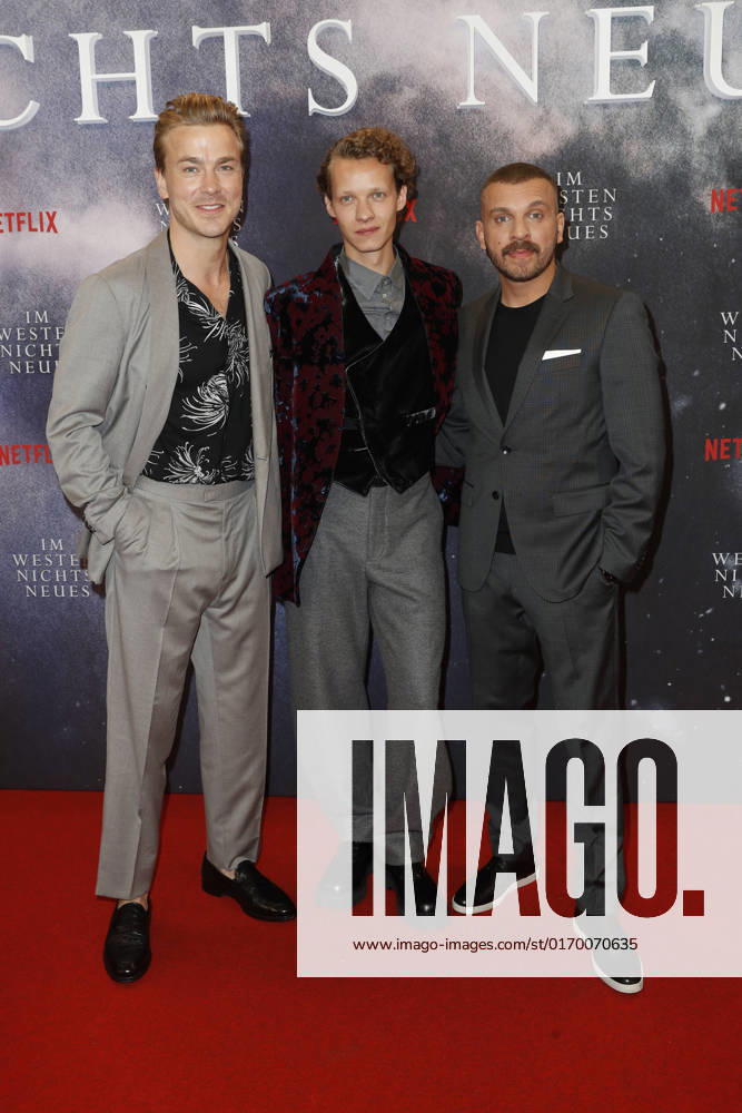 Deutschlandpremiere Netflix von - Im Westen nichts Neues Albrecht Schuch, Felix Kammerer, Edin Hasanovic auf dem roten Teppich bei der Deutschlandpremiere Netflix von - Im Westen nichts Neues - im Kino International in Berlin.