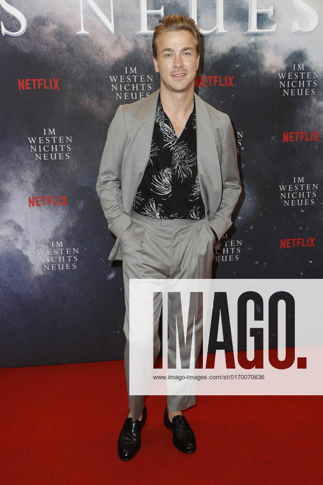 Deutschlandpremiere Netflix von - Im Westen nichts Neues Albrecht Schuch auf dem roten Teppich bei der Deutschlandpremiere Netflix von - Im Westen nichts Neues - im Kino International in Berlin.