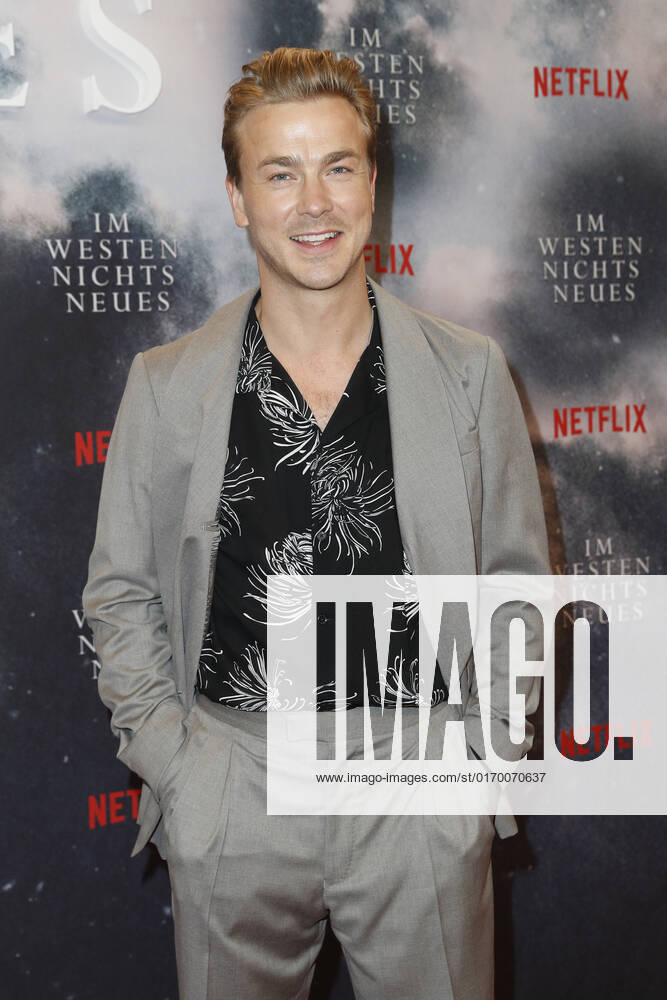 Deutschlandpremiere Netflix von - Im Westen nichts Neues Albrecht Schuch auf dem roten Teppich bei der Deutschlandpremiere Netflix von - Im Westen nichts Neues - im Kino International in Berlin.