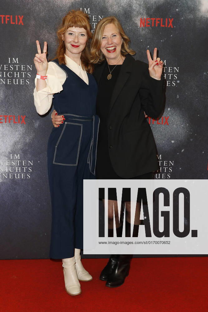 Deutschlandpremiere Netflix von - Im Westen nichts Neues Sarah Bauerett und Petra Zieger auf dem roten Teppich bei der Deutschlandpremiere Netflix von - Im Westen nichts Neues - im Kino International in Berlin.