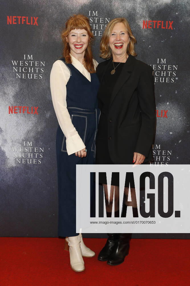 Deutschlandpremiere Netflix von - Im Westen nichts Neues Sarah Bauerett und Petra Zieger auf dem roten Teppich bei der Deutschlandpremiere Netflix von - Im Westen nichts Neues - im Kino International in Berlin.