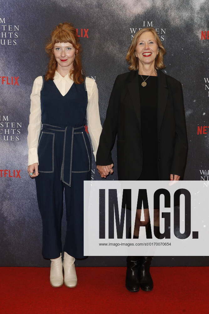 Deutschlandpremiere Netflix von - Im Westen nichts Neues Sarah Bauerett und Petra Zieger auf dem roten Teppich bei der Deutschlandpremiere Netflix von - Im Westen nichts Neues - im Kino International in Berlin.
