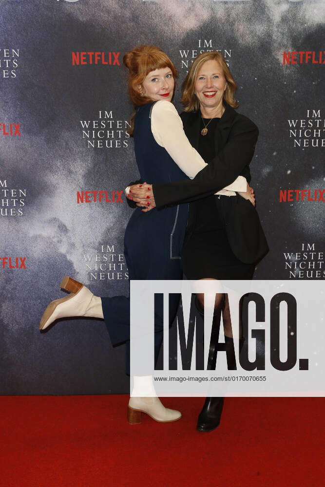 Deutschlandpremiere Netflix von - Im Westen nichts Neues Sarah Bauerett und Petra Zieger auf dem roten Teppich bei der Deutschlandpremiere Netflix von - Im Westen nichts Neues - im Kino International in Berlin.