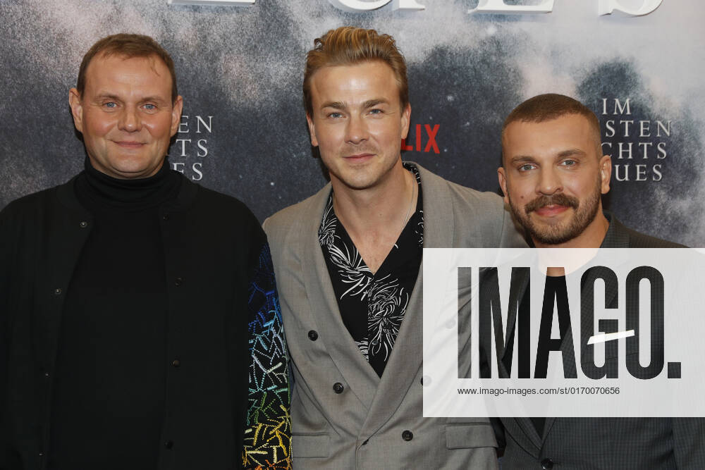 Deutschlandpremiere Netflix von - Im Westen nichts Neues Devid Striesow, Albrecht Schuch, Edin Hasanovic auf dem roten Teppich bei der Deutschlandpremiere Netflix von - Im Westen nichts Neues - im Kino International in Berlin.