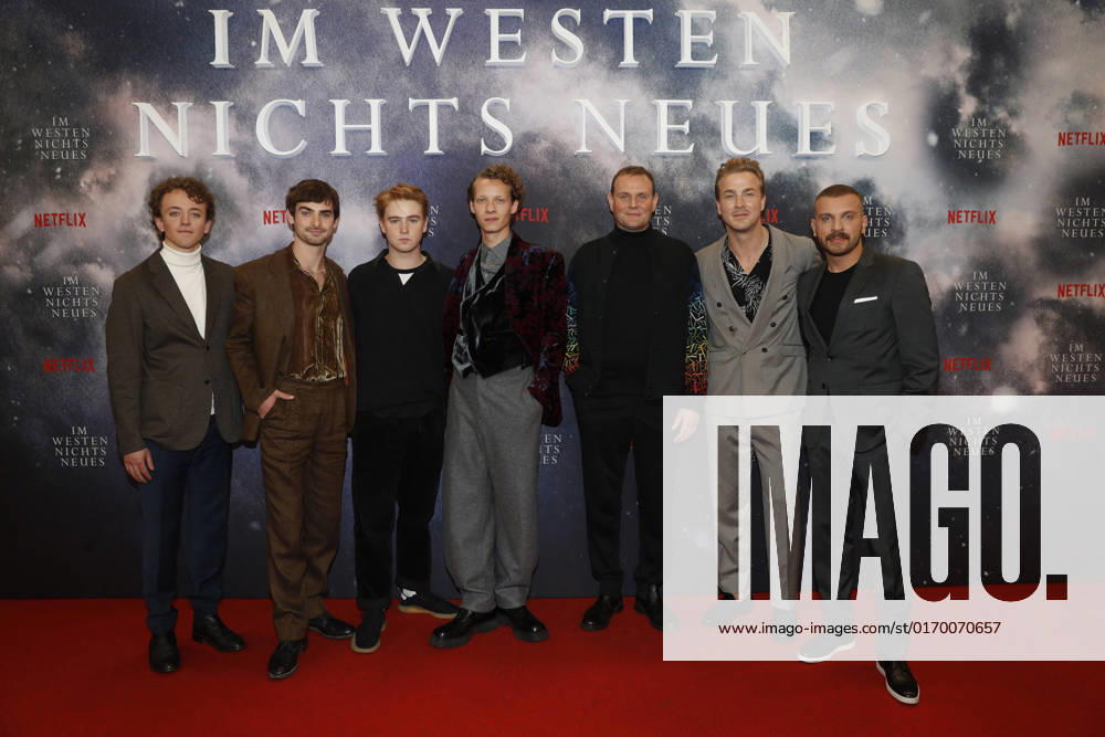 Deutschlandpremiere Netflix von - Im Westen nichts Neues Adrian Grünewald, Aaron Hilmer, Moritz Klaus, Albrecht Schuch, Devid Striesow, Felix Kammerer, Edin Hasanovic auf dem roten Teppich bei der Deutschlandpremiere Netflix von - Im Westen nichts Neues - im Kino International in Berlin.