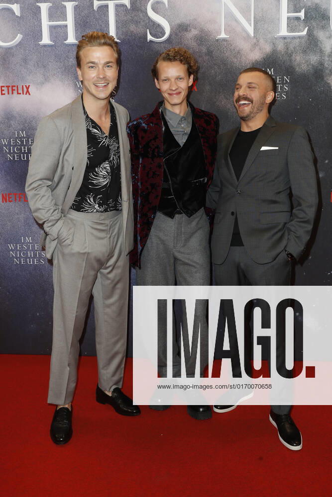 Deutschlandpremiere Netflix von - Im Westen nichts Neues Albrecht Schuch, Felix Kammerer, Edin Hasanovic auf dem roten Teppich bei der Deutschlandpremiere Netflix von - Im Westen nichts Neues - im Kino International in Berlin.