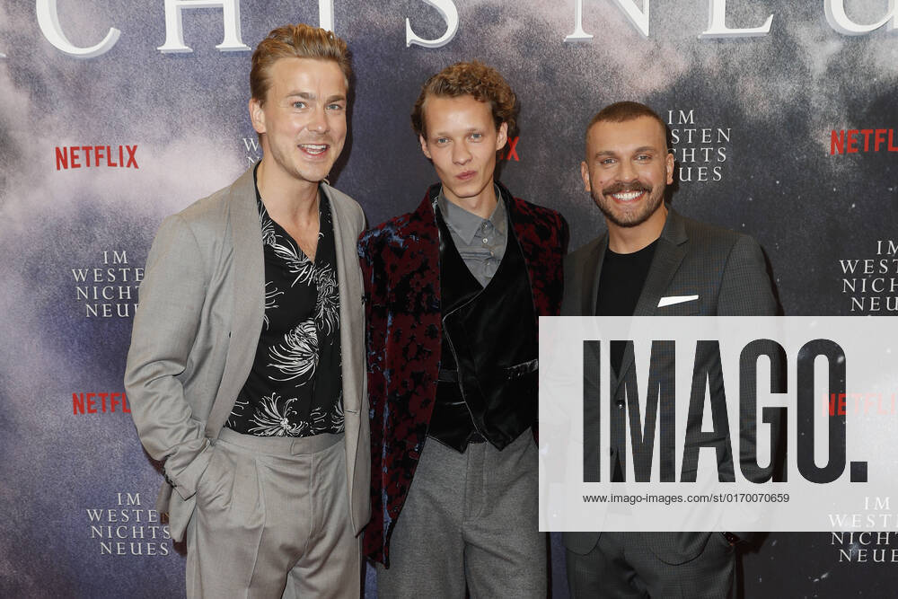 Deutschlandpremiere Netflix von - Im Westen nichts Neues Albrecht Schuch, Felix Kammerer, Edin Hasanovic auf dem roten Teppich bei der Deutschlandpremiere Netflix von - Im Westen nichts Neues - im Kino International in Berlin.
