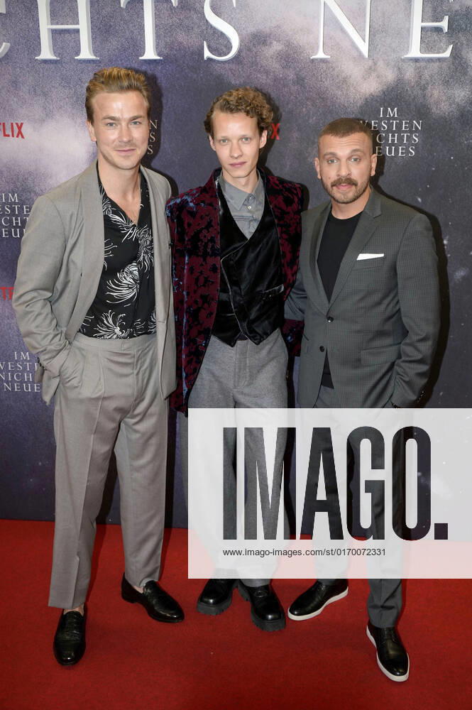 Albrecht Schuch, Felix Kammerer und Edin Hasanovic bei der Premiere des Kinofilms Im Westen nichts Neues im Kino International. Berlin