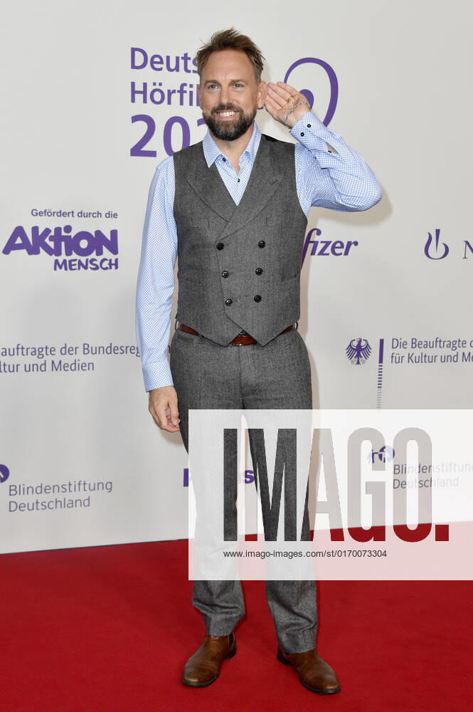 Steven Gätjen bei der Verleihung des 20. Deutschen Hörfilmpreises 2022 in den Bolle Festsälen am Spree-Bogen. Berlin