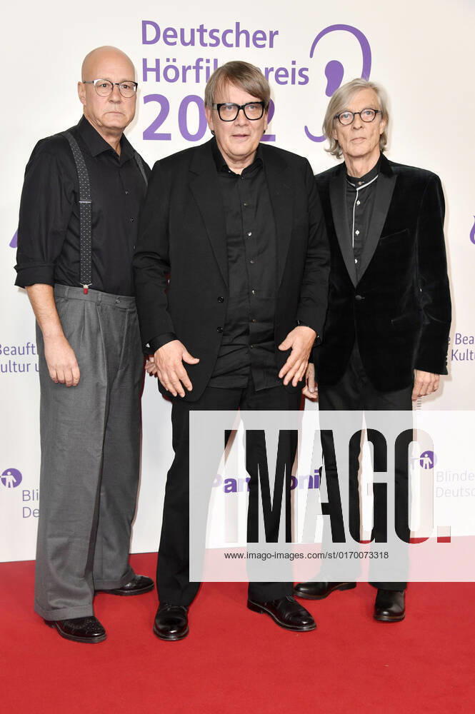 Ekki Busch, Sven Regener und Richard Pappik bei der Verleihung des 20. Deutschen Hörfilmpreises 2022 in den Bolle Festsälen am Spree-Bogen. Berlin