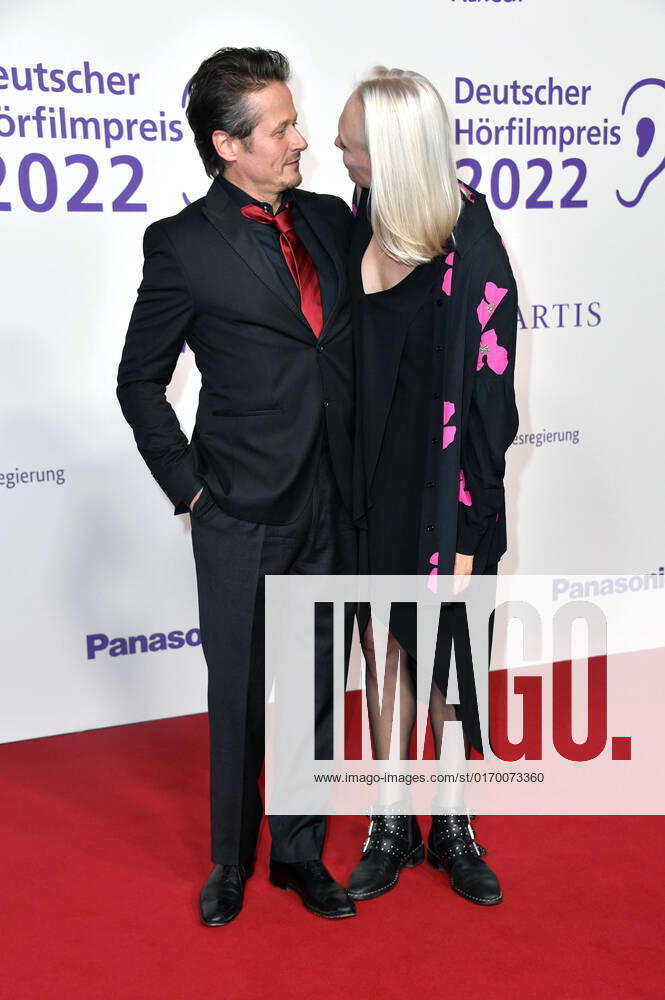 Roman Knizka und Nele Herrmann bei der Verleihung des 20. Deutschen Hörfilmpreises 2022 in den Bolle Festsälen am Spree-Bogen. Berlin
