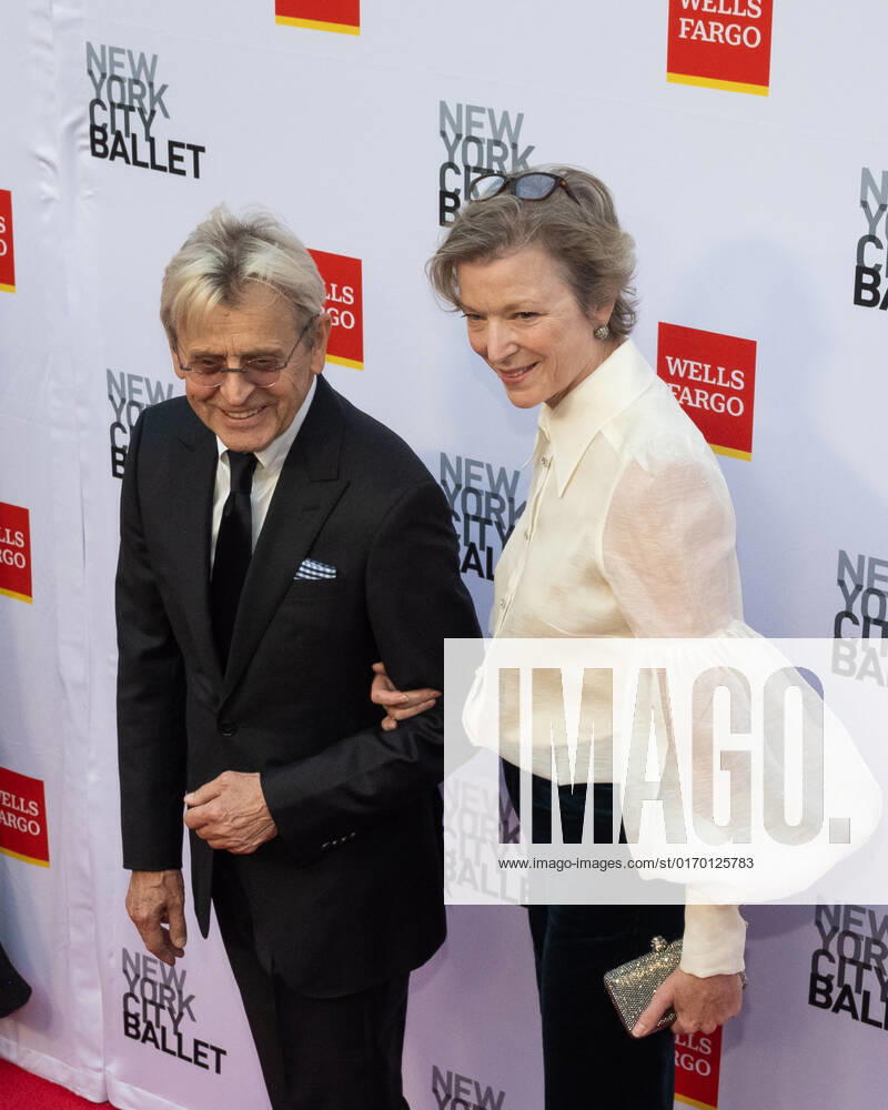 Mikhail Baryshnikov and Lisa Rinehart arrive on the red carpet at the New York City Ballet 2022 Fall Fashion Gala at the David H. Koch Theater in New York City on Wednesday, September 28th, 2022. 1 NYP20220928516 GabrielexHoltermann