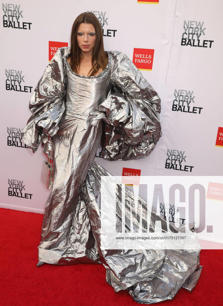 Actress JULIA FOX attends the New York City Ballet 2022 Fall Fashion Gala held at the David H. Koch Theater at Lincoln Center. New York City USA - ZUMAk03_ 20220928_zaf_k03_032