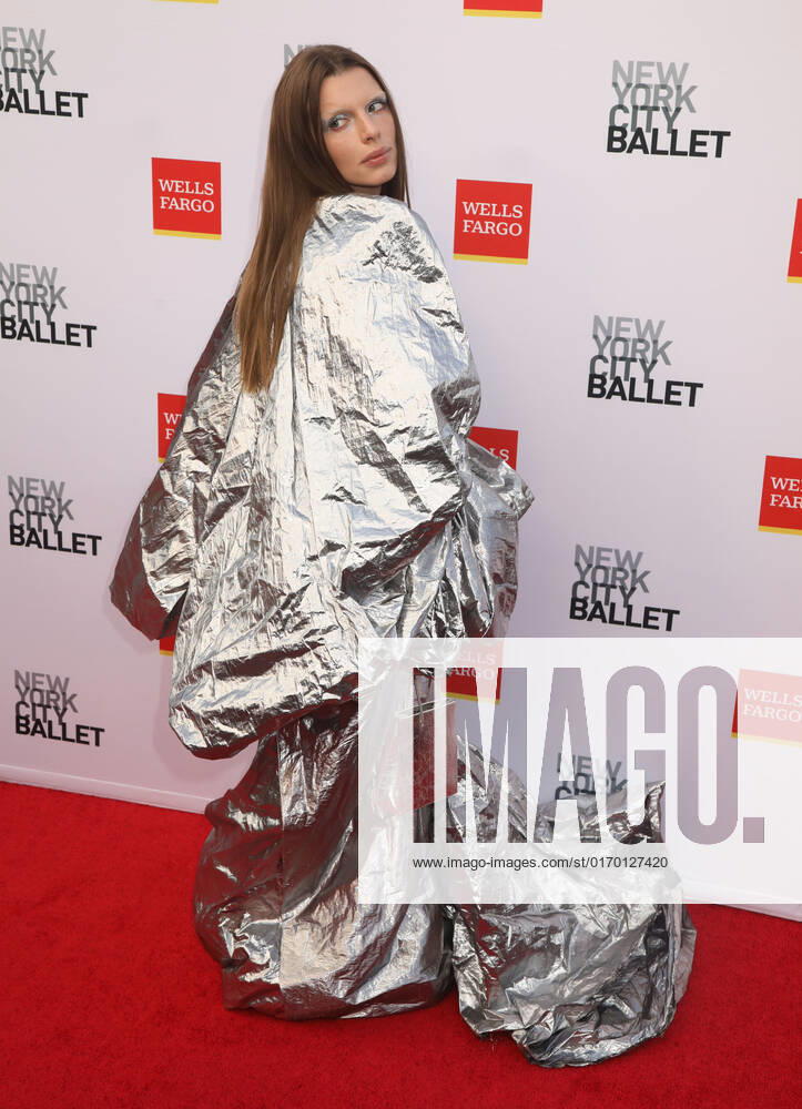 Actress JULIA FOX attends the New York City Ballet 2022 Fall Fashion Gala held at the David H. Koch Theater at Lincoln Center. New York City USA - ZUMAk03_ 20220928_zaf_k03_038