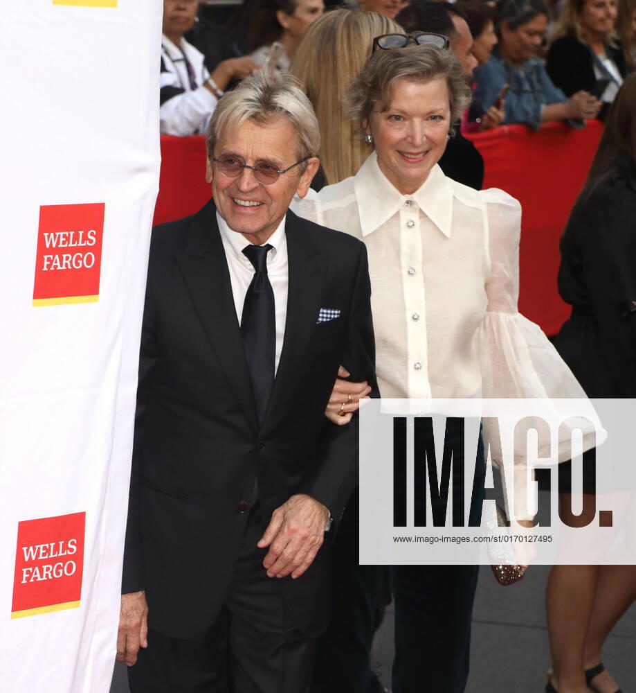 MIKHAIL BARYSHNIKOV and LISA RINEHART attend the New York City Ballet 2022 Fall Fashion Gala held at the David H. Koch Theater at Lincoln Center. New York City USA - ZUMAk03_ 20220928_zaf_k03_070