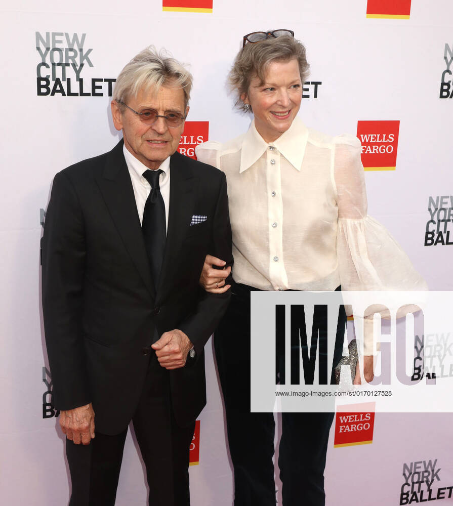 MIKHAIL BARYSHNIKOV and LISA RINEHART attend the New York City Ballet 2022 Fall Fashion Gala held at the David H. Koch Theater at Lincoln Center. New York City USA - ZUMAk03_ 20220928_zaf_k03_078
