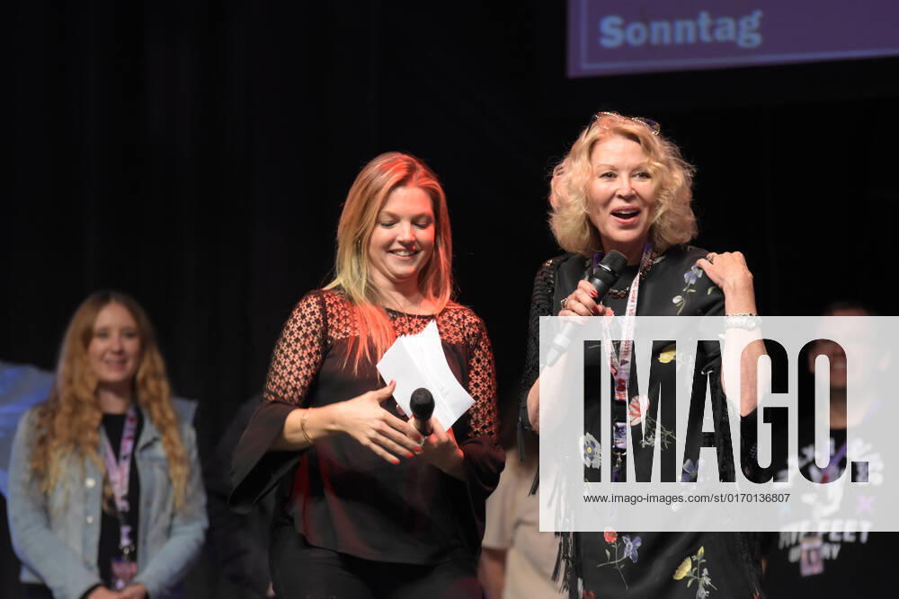 Bonn Bonn, Germany. 20th Oct 2017. Leslie Easterbrook (* 1949), US actress, entering the stage at the opening ceremony of FearCon, a horror fan convention taking place in the Maritim Hotel Bonn between October 20-22nd, 2017.