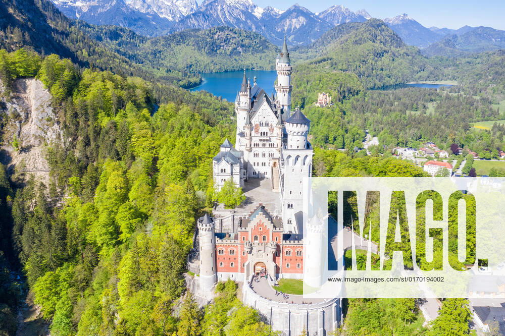 Schloss Neuschwanstein Luftbild Architektur Alpen Landschaft Deutschland Bayern Reise reisen Füssen, Deutschland - 1. Juni 2021: Schloss Neuschwanstein Luftbild Architektur Alpen Landschaft Bayern Reise reisen in Füssen, Deutschland.