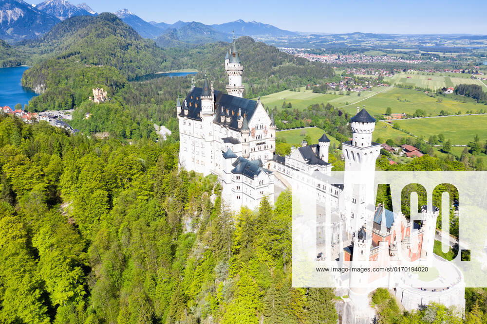Schloss Neuschwanstein Luftbild Architektur Alpen Landschaft Deutschland Bayern Reise reisen Füssen, Deutschland - 1. Juni 2021: Schloss Neuschwanstein Luftbild Architektur Alpen Landschaft Bayern Reise reisen in Füssen, Deutschland.