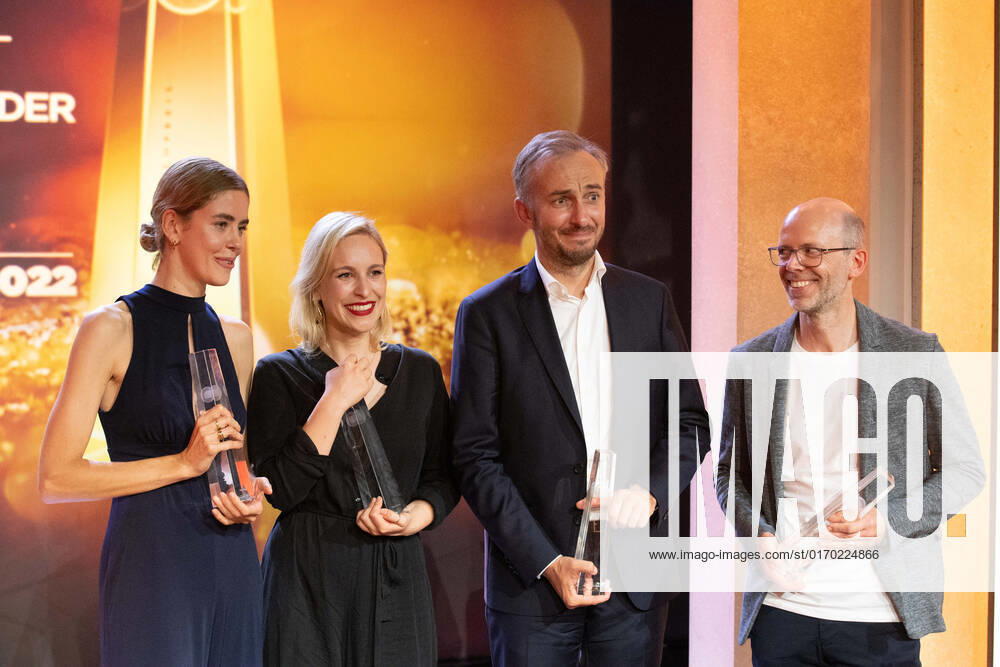 Preistraeger Hanna HERBST, Nora NAGEL, Jan BOEHMERMANN und Markus HENNIG, Verleihung des Deutschen Fernsehpreises, Die Nacht der Kreativen - Der Deutsche Fernsehpreis 2022, Deutscher Fernsehpreis 2022 in Koeln, am 13.09.2022.