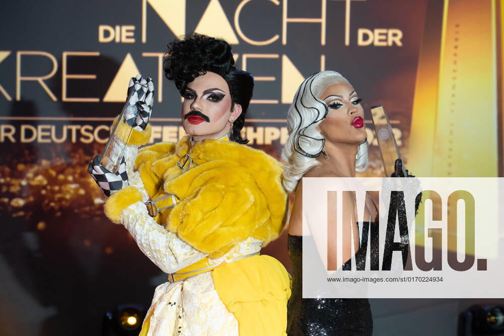 Preistraeger Tim BAMBI MERCURY KNAAK, Boris ENVY PERU ESCOBAR Roter Teppich, Red Carpet Show, Ankunft, arrival, Verleihung des Deutschen Fernsehpreises, Die Nacht der Kreativen - Der Deutsche Fernsehpreis 2022, Deutscher Fernsehpreis 2022 in Koeln, am 13.09.2022.